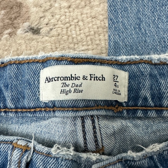 Abercrombie The Dad High-Rise Jeans Size 27 - Distressed 4 short - Picture 3 of 9